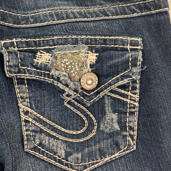 Silver Jeans Suki Flap Capri crop Jeans. 27. Darker wash. Distressed. Sequins - Picture 11 of 15